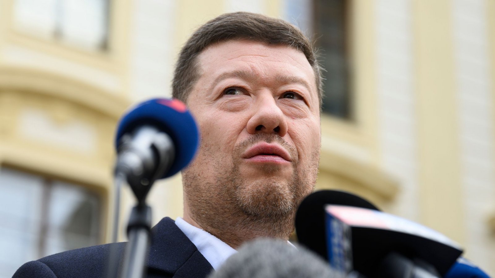 Der tschechische SPD-Vorsitzende Tomio Okamura spricht mit Reportern nach einem Treffen mit Präsident Pavel, der ihn zu einer Konsultation nach den Wahlen eingeladen hatte.Foto: Kamaryt Michal/CTK/dpa