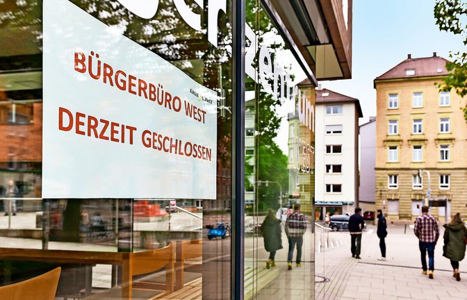 Das Bürgerbüro West ist inzwischen wieder geöffnet, andere sind dafür geschlossen – in Stuttgart muss man sich mittlerweile an solche Schilder gewöhnen.<span class='image-autor'>Foto: Lichtgut/Max Kovalenko</span>