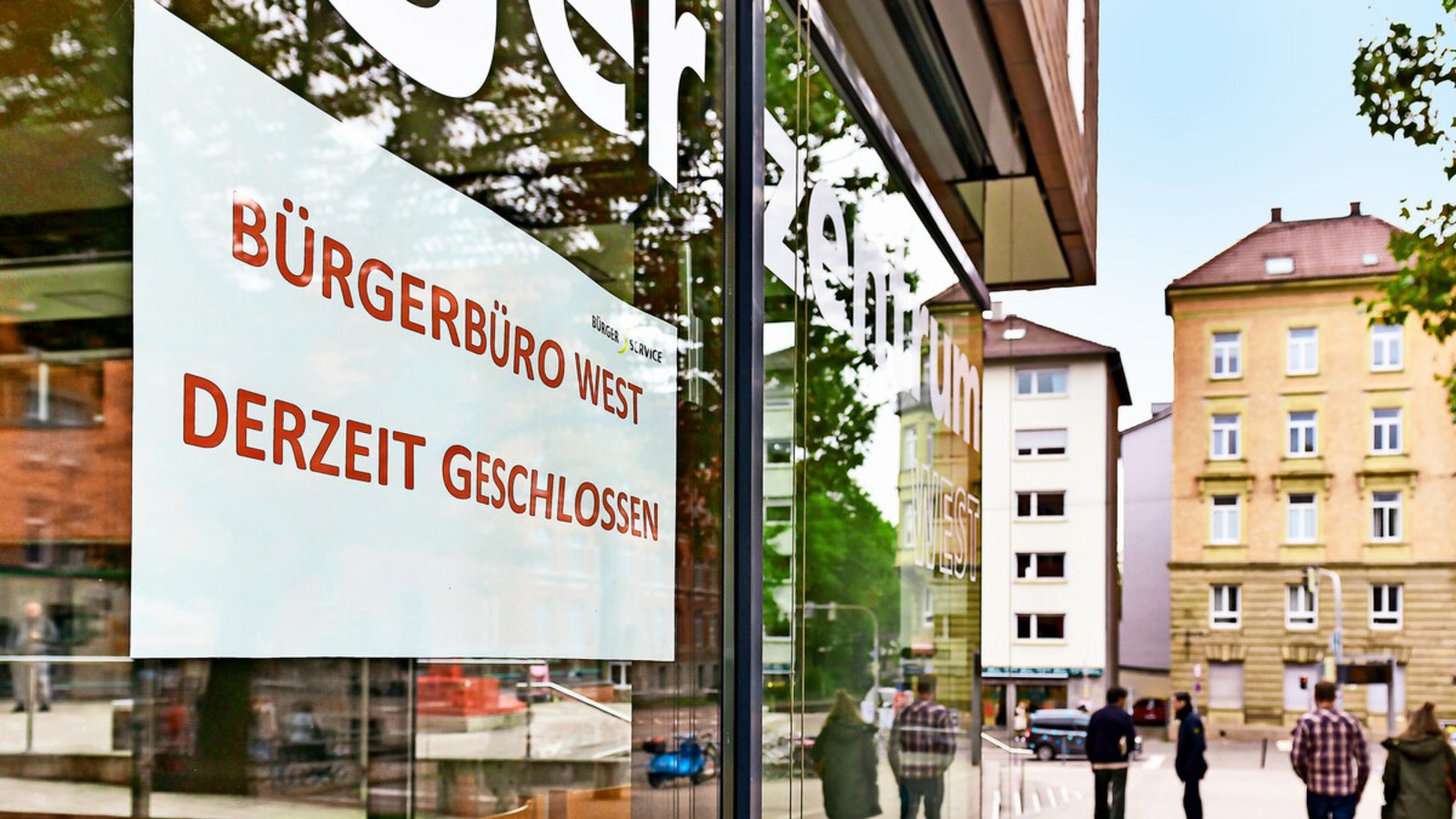 Das Bürgerbüro West ist inzwischen wieder geöffnet, andere sind dafür geschlossen – in Stuttgart muss man sich mittlerweile an solche Schilder gewöhnen.Foto: Lichtgut/Max Kovalenko Das Bürgerbüro West ist inzwischen wieder geöffnet, andere sind dafür geschlossen – in Stuttgart muss man sich mittlerweile an solche Schilder gewöhnen.Foto: Lichtgut/Max Kovalenko