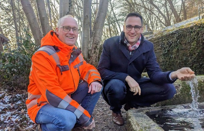 Bürgermeister Ralf Barth (rechts) und Bauamtsingenieur Matthias Göser kümmern sich  um die Denkendorfer Quellen.<span class='image-autor'>Foto: /Bäßler</span>