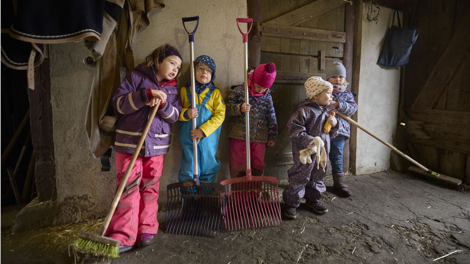 Ausmisten, damit die Ponys sich in ihren Boxen wohlfühlen.Foto: /Gottfried Stoppel Ausmisten, damit die Ponys sich in ihren Boxen wohlfühlen.Foto: /Gottfried Stoppel