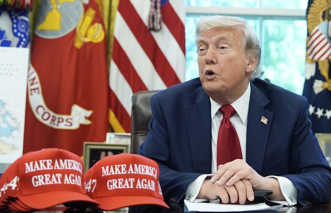 Donald Trump für sein Dekret von Greenpeace und China kritisiert.<span class='image-autor'>Foto: AP/dpa/Alex Brandon</span>