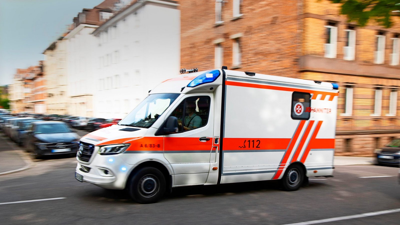 Ein Rettungswagen auf dem Weg zum Marienhospital – in der Hoffnung, Patienten dort aufnehmen lassen zu können.Foto: Lichtgut/Leif Piechowski