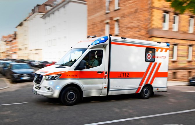 Ein Rettungswagen auf dem Weg zum Marienhospital – in der Hoffnung, Patienten dort aufnehmen lassen zu können.<span class='image-autor'>Foto: Lichtgut/Leif Piechowski</span>