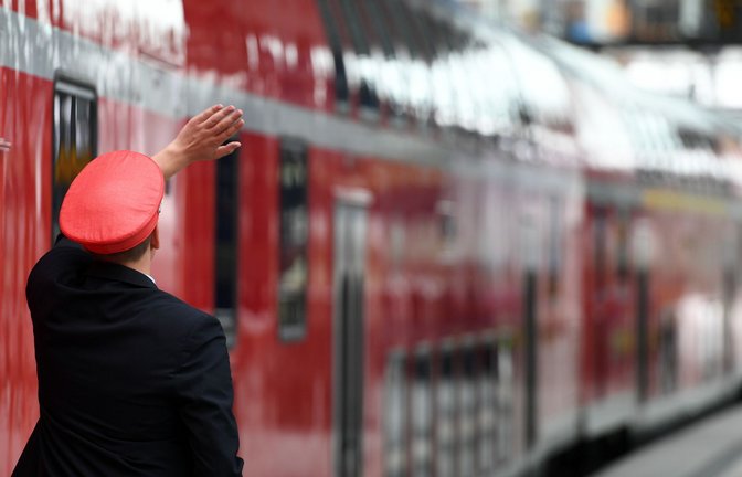 Fahrgäste sollen einen Zugbegleiter auf dem Weg nach Stuttgart rassistisch beleidigt haben (Symbolbild).<span class='image-autor'>Foto: Soeren Stache/dpa/Soeren Stache</span>