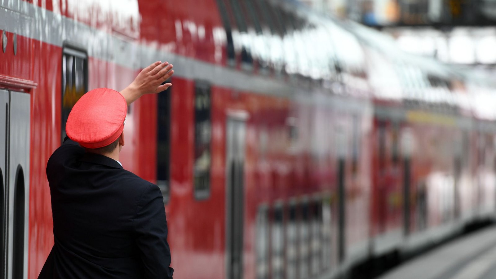 Fahrgäste sollen einen Zugbegleiter auf dem Weg nach Stuttgart rassistisch beleidigt haben (Symbolbild).Foto: Soeren Stache/dpa/Soeren Stache
