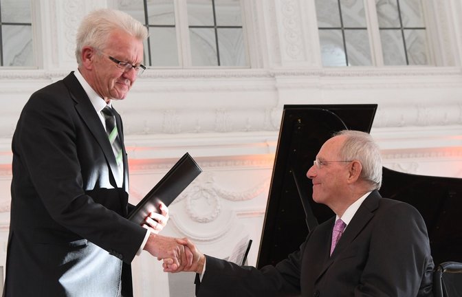 Winfried Kretschmann und Wolfgang Schäuble bei einer Preisverleihung im Jahr 2017.<span class='image-autor'>Foto: dpa/Marijan Murat</span>