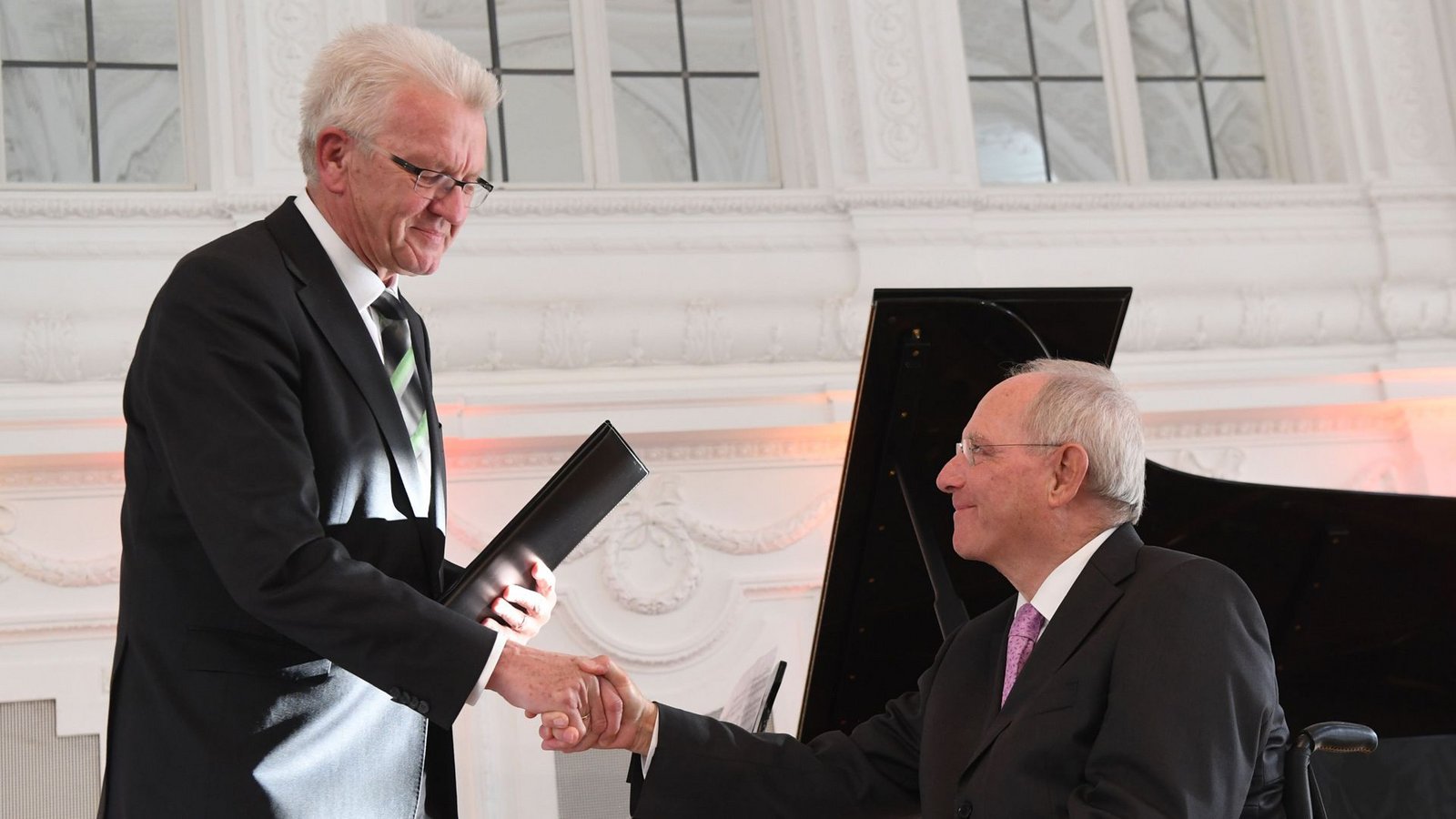 Winfried Kretschmann und Wolfgang Schäuble bei einer Preisverleihung im Jahr 2017.Foto: dpa/Marijan Murat Winfried Kretschmann und Wolfgang Schäuble bei einer Preisverleihung im Jahr 2017.Foto: dpa/Marijan Murat