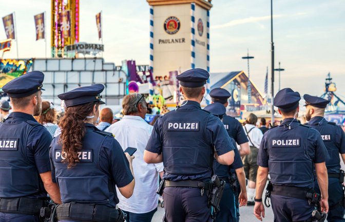 Münchner Oktoberfest: Mit steigendem Alkoholpegel nehmen auch die Angriffe auf Polizeibeamte zu (Symbolfoto).<span class='image-autor'>Foto: IMAGO/Wolfgang Maria Weber/IMAGO</span>