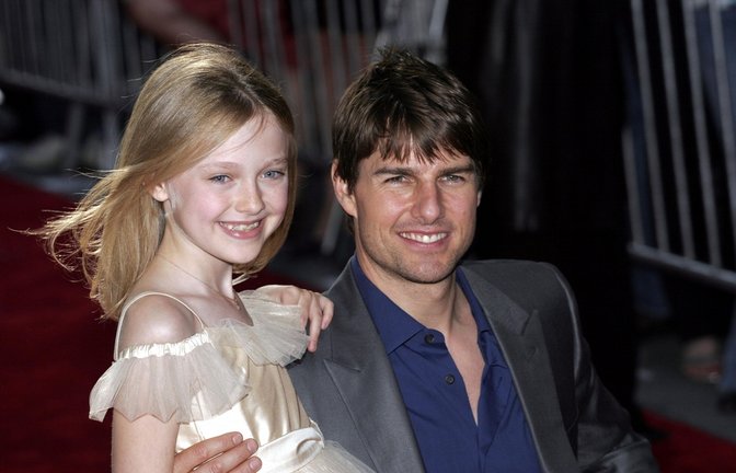 Dakota Fanning (l.) und Tom Cruise trafen sich am Set des Films "Krieg der Welten" (2005).<span class='image-autor'>Foto: Everett Collection/ Shutterstock</span>