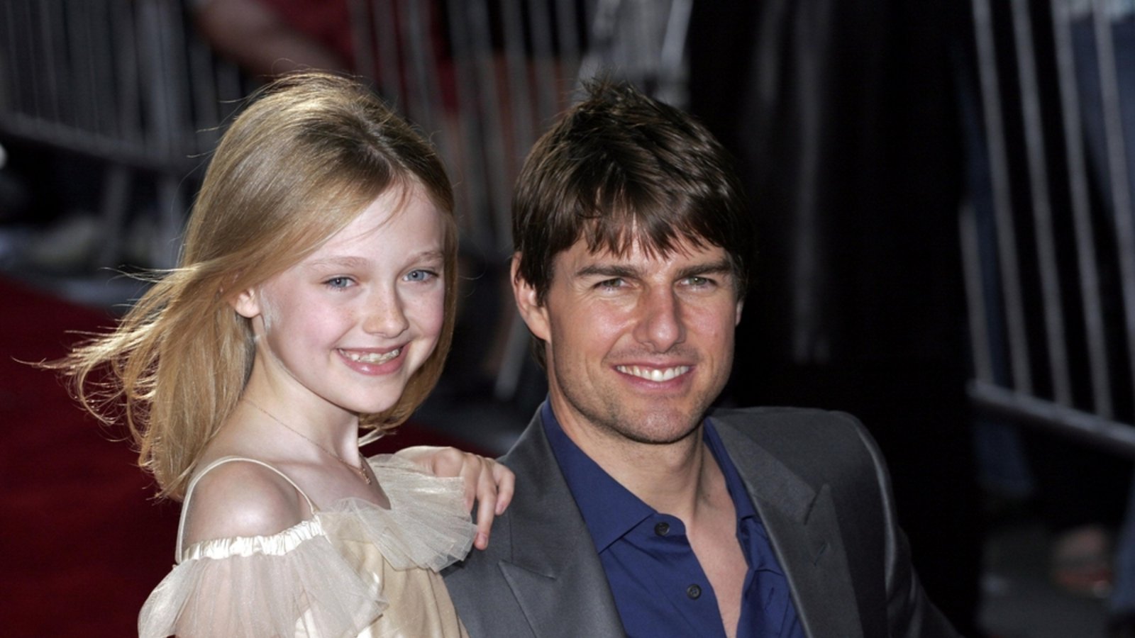 Dakota Fanning (l.) und Tom Cruise trafen sich am Set des Films "Krieg der Welten" (2005).Foto: Everett Collection/ Shutterstock