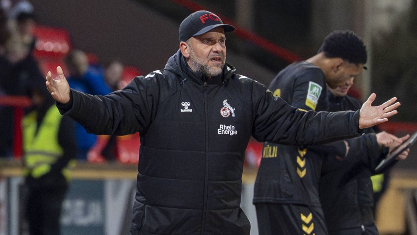 Der gebürtige Bietigheimer Evangelos „Laki“ Sbonias steht mit viel Leidenschaft an der Seitenlinie – seit Juli 2023 beim 1. FC Köln II.Foto: IMAGO/HMB-Media