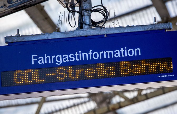 Züge bleiben stehen, Flugzeuge heben nicht ab,  Busse und Bahnen auch. Es wird gestreikt, was das Zeug hält.<span class='image-autor'>Foto: dpa/Jens Büttner</span>