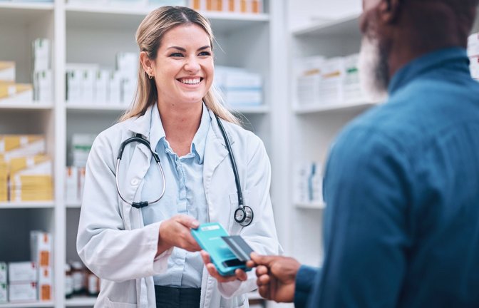 Vergleichsweise haben Apotheker ein hohes Einstiegsgehalt.<span class='image-autor'>Foto: IMAGO/Zoonar/IMAGO/Zoonar.com/Yuri Arcurs peopleimages.com</span>