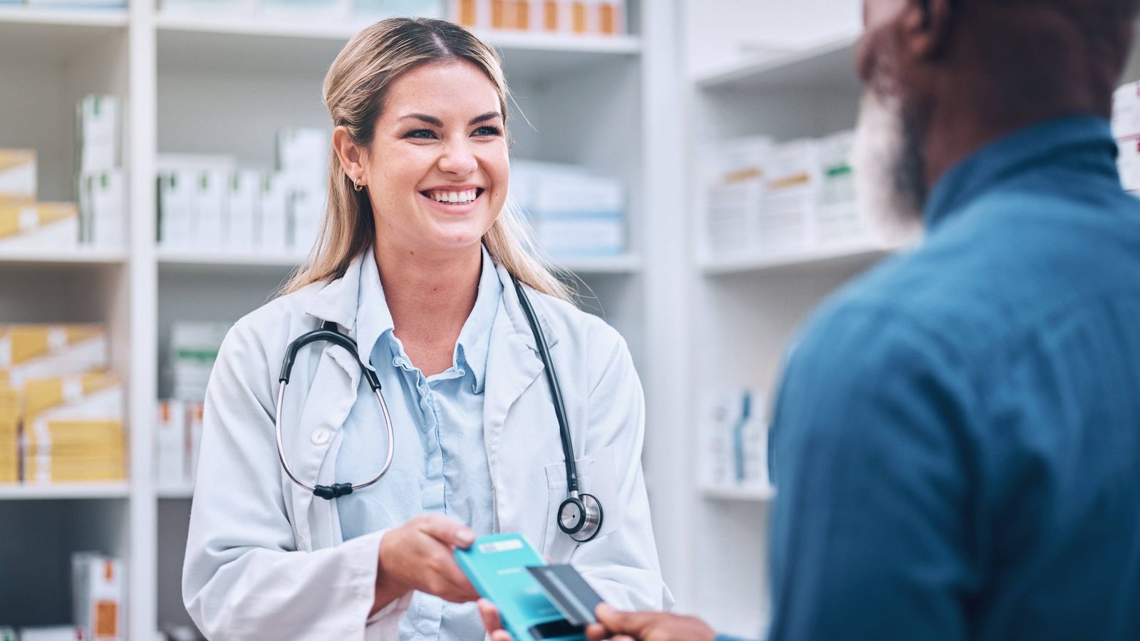 Vergleichsweise haben Apotheker ein hohes Einstiegsgehalt.Foto: IMAGO/Zoonar/IMAGO/Zoonar.com/Yuri Arcurs peopleimages.com Vergleichsweise haben Apotheker ein hohes Einstiegsgehalt.Foto: IMAGO/Zoonar/IMAGO/Zoonar.com/Yuri Arcurs peopleimages.com