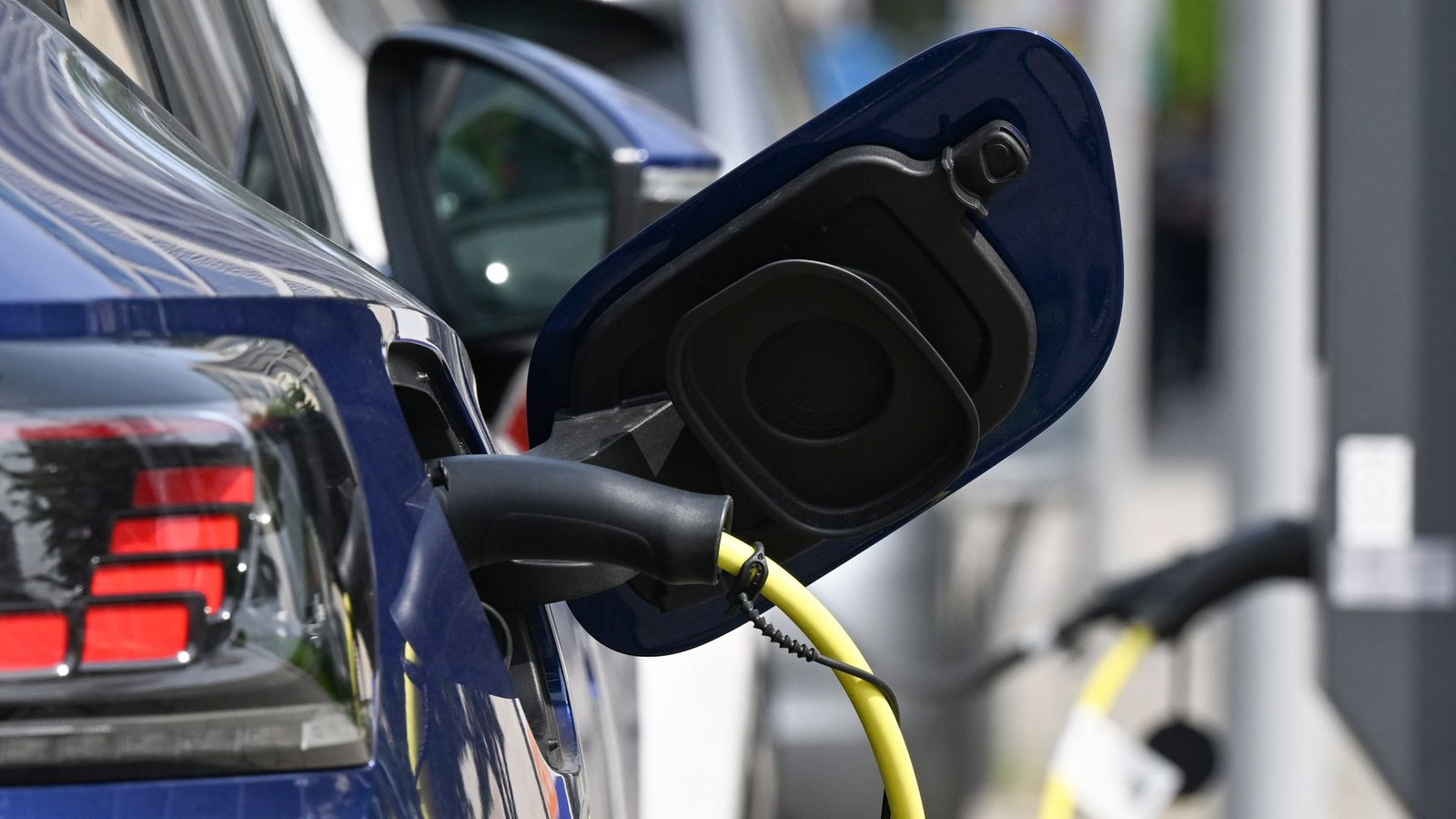 So beantragen Sie die E-Auto-Förderung online.Foto: Bernd Weißbrod/dpa