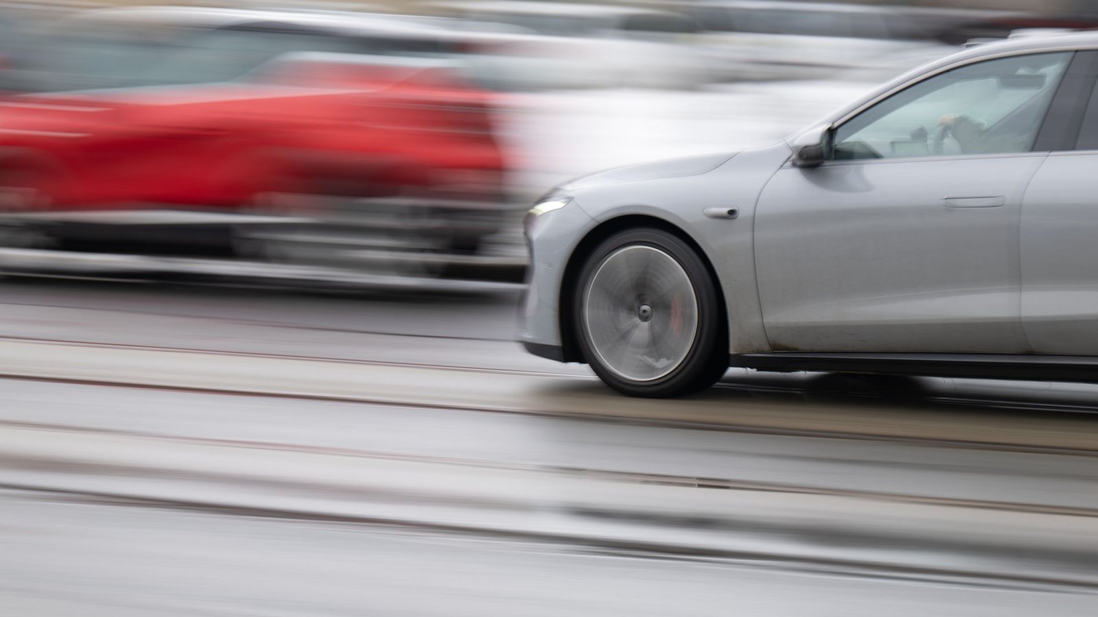 Zu schnelles Fahren mit dem Auto ist eine der Hauptursachen von Unfällen.Foto: dpa Zu schnelles Fahren mit dem Auto ist eine der Hauptursachen von Unfällen.Foto: dpa