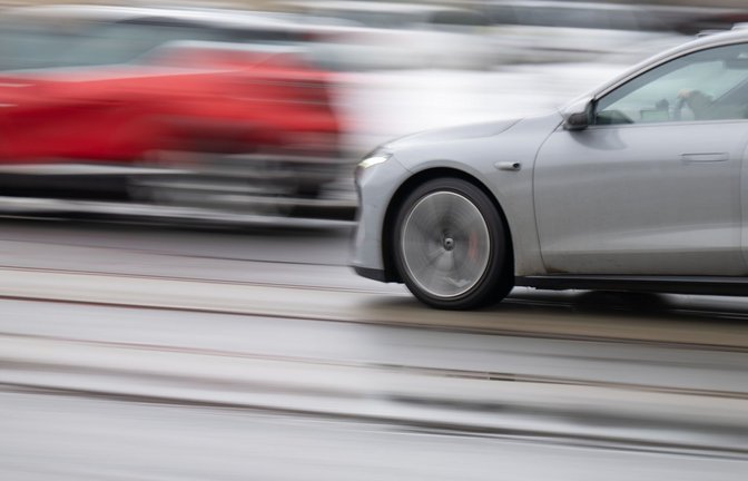 Zu schnelles Fahren mit dem Auto ist eine der Hauptursachen von Unfällen.<span class='image-autor'>Foto: dpa</span>
