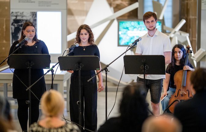 Elina Singer, Naomih Hadzic und Konstantin Öppinger (von links) beim Live-Podcast des Ebelu und des Hauses der Geschichte in der Stauffenberg-Erinnerungsstätte im Alten Schloss. Cello spielte Elodie Respondek.<span class='image-autor'>Foto: Lichtgut/Christoph Schmidt</span>