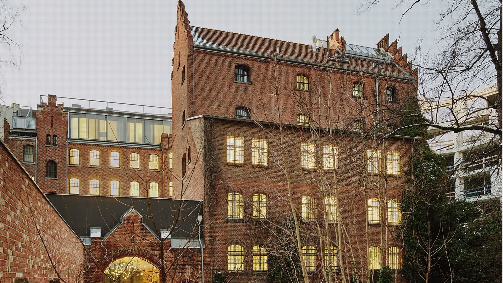 Ein ehemaliges Frauengefängnis in Berlin wurde in ein Hotel umgewandelt: Das Wilmina. Dafür  gab es  den Deutschen Nachhaltigkeitspreis Architektur 2023.Foto: /Robert Rieger