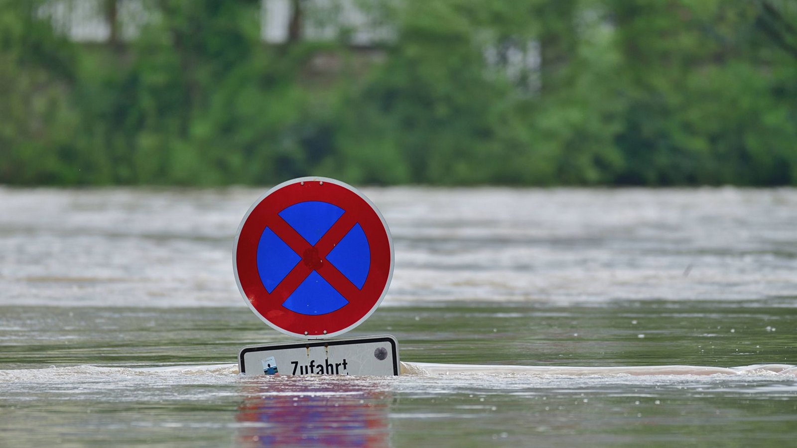 In Heidelberg trat bei einem Pegelstand von ca 3,6m der Neckar im Bereich der alten Brücke über die Ufer und überspülte die Straße.Foto: IMAGO/Daniel Kubirski/IMAGO/Daniel Kubirski In Heidelberg trat bei einem Pegelstand von ca 3,6m der Neckar im Bereich der alten Brücke über die Ufer und überspülte die Straße.Foto: IMAGO/Daniel Kubirski/IMAGO/Daniel Kubirski