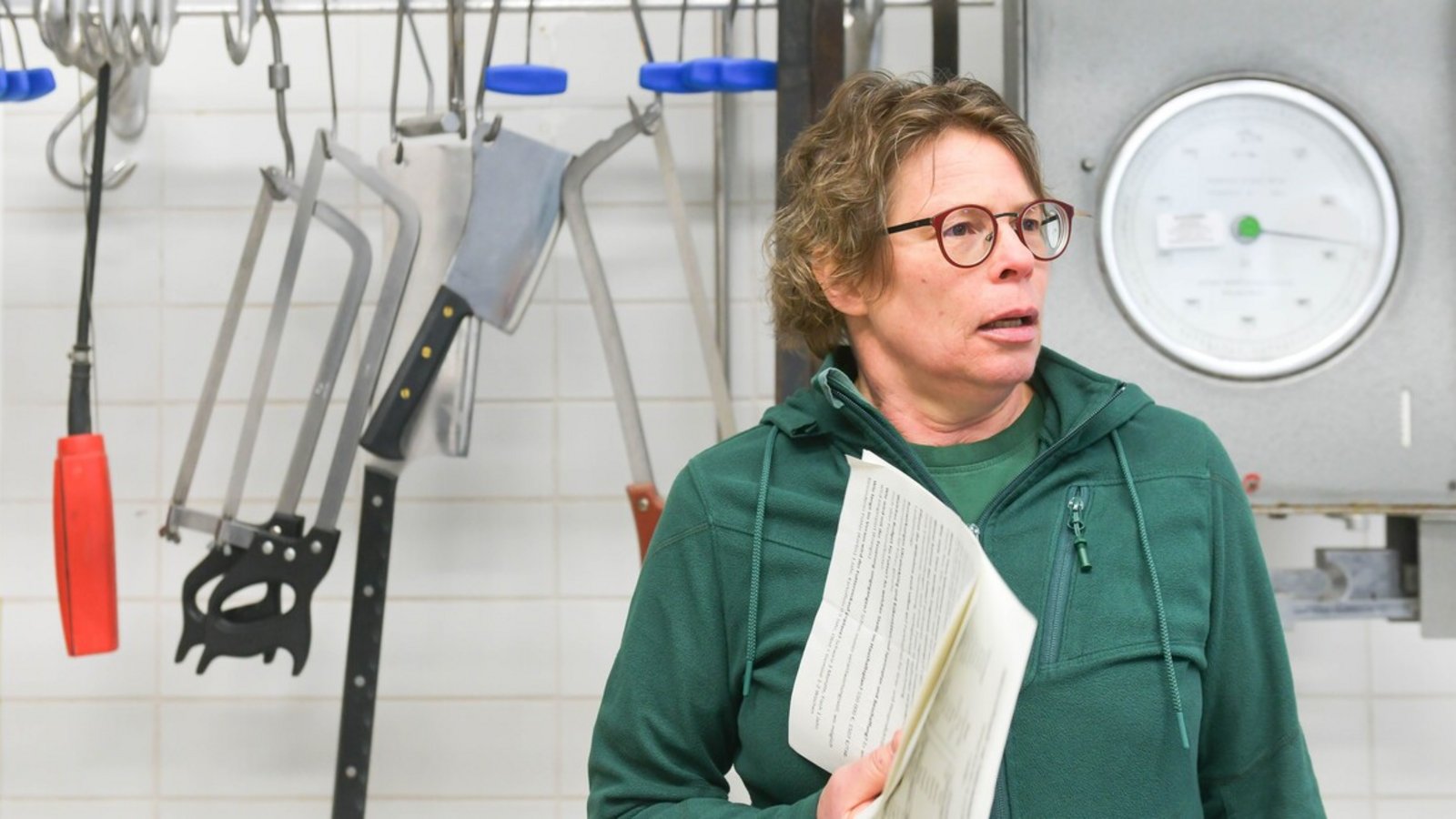 Futtermeisterin Christina Winckle in der Futterküche der Wilhelma. Trotz Dürre gibt es keine Versorgungsprobleme.Foto: Lg/Kovalenko