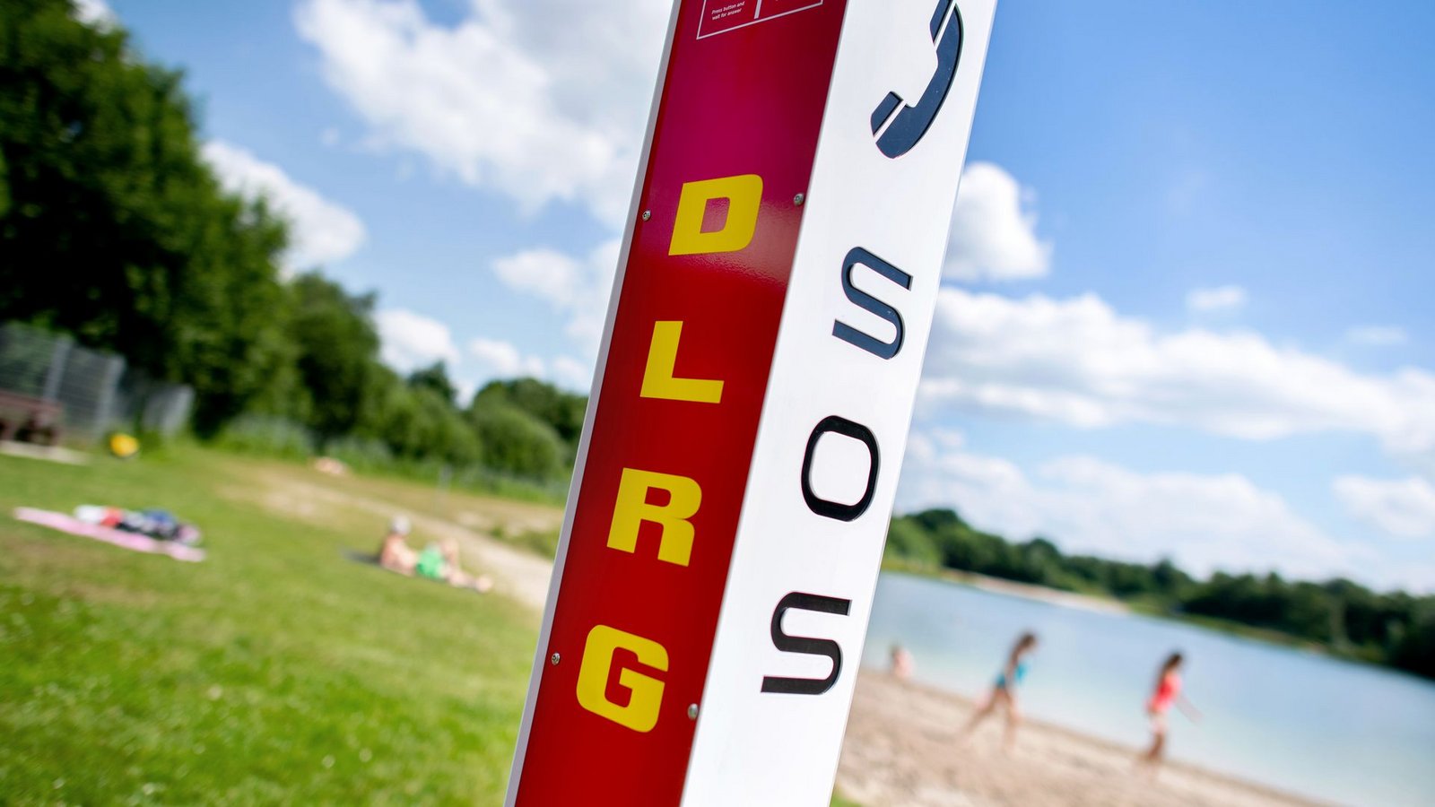 Gerade Männer neigen dazu, sich beim Baden zu überschätzen, sagt die DLRG. (Symbolbild)Foto: Hauke-Christian Dittrich/dpa Gerade Männer neigen dazu, sich beim Baden zu überschätzen, sagt die DLRG. (Symbolbild)Foto: Hauke-Christian Dittrich/dpa