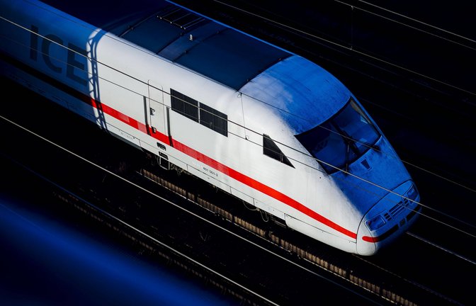 ICE und IC fahren mit grünem Strom, Nahverkehrszüge werden teilweise noch mit Diesel getankt.<span class='image-autor'>Foto: Imago//Thomas Trutschel</span>