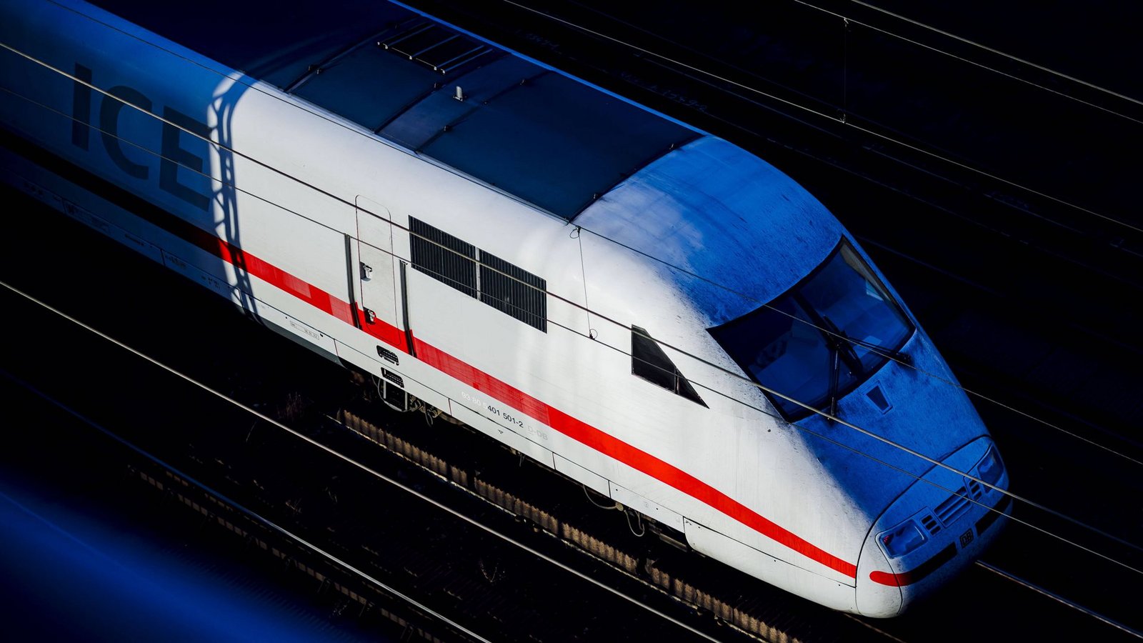 ICE und IC fahren mit grünem Strom, Nahverkehrszüge werden teilweise noch mit Diesel getankt.Foto: Imago//Thomas Trutschel ICE und IC fahren mit grünem Strom, Nahverkehrszüge werden teilweise noch mit Diesel getankt.Foto: Imago//Thomas Trutschel