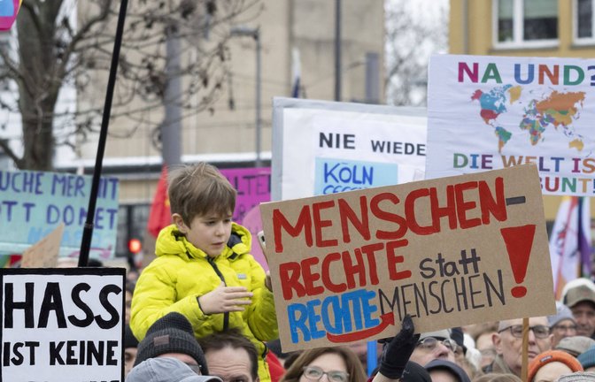 Eine Leipziger Studie kommt zu dem Schluss, dass Diskriminierung in Behörden oft in Abläufen und Entscheidungsspielräumen steckt (Symbolfoto).<span class='image-autor'>Foto: IMAGO/Vibrant Pictures/IMAGO/Bettina Strenske</span>