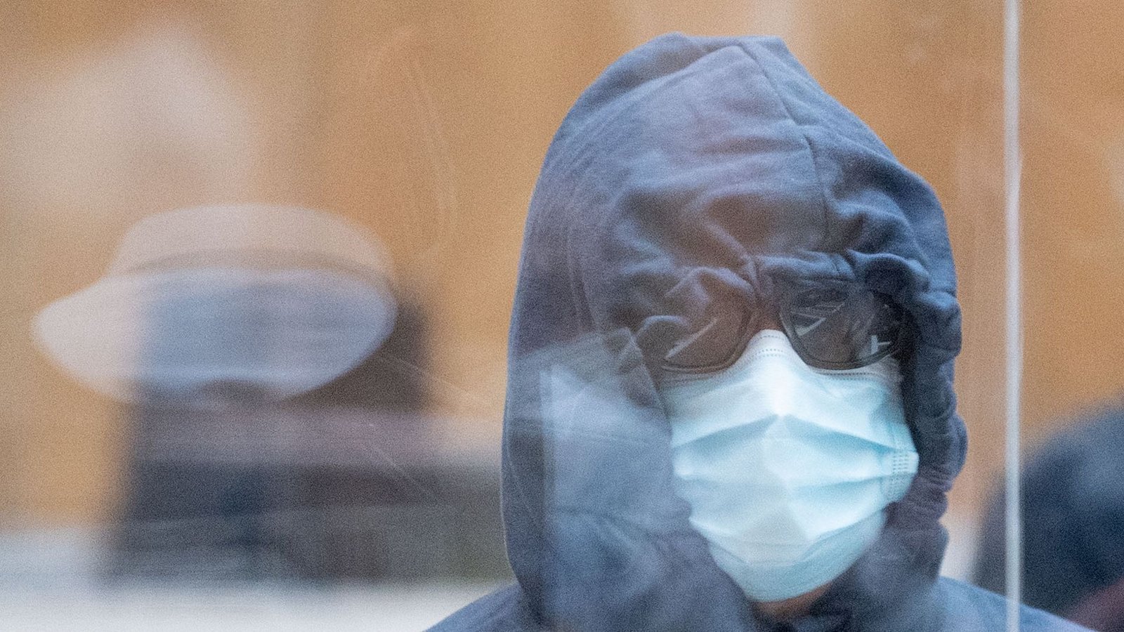 Eine dubiose Rolle spielte in den Ermittlungen wie im Verfahren der Polizeiinformant Paul-Ludwig U.,. Er versorgte die Polizei mit größtenteils frei erfundenen Information zur mutmaßlichen Terrorgruppe. Die Richter machten in ihrem Urteil sehr deutlich, dass sie den Angaben des Spitzels U. nur dort glaubten, wo sie durch andere, objektive Beweise belegt waren. Trotzdem mussten sie ihn am Ende im November 2023 nach 173 Prozesstagen freisprechen, weil für U. die Kronzeugenregelung griff.Foto: -/dpa-pool/dpa/- Eine dubiose Rolle spielte in den Ermittlungen wie im Verfahren der Polizeiinformant Paul-Ludwig U.,. Er versorgte die Polizei mit größtenteils frei erfundenen Information zur mutmaßlichen Terrorgruppe. Die Richter machten in ihrem Urteil sehr deutlich, dass sie den Angaben des Spitzels U. nur dort glaubten, wo sie durch andere, objektive Beweise belegt waren. Trotzdem mussten sie ihn am Ende im November 2023 nach 173 Prozesstagen freisprechen, weil für U. die Kronzeugenregelung griff.Foto: -/dpa-pool/dpa/-