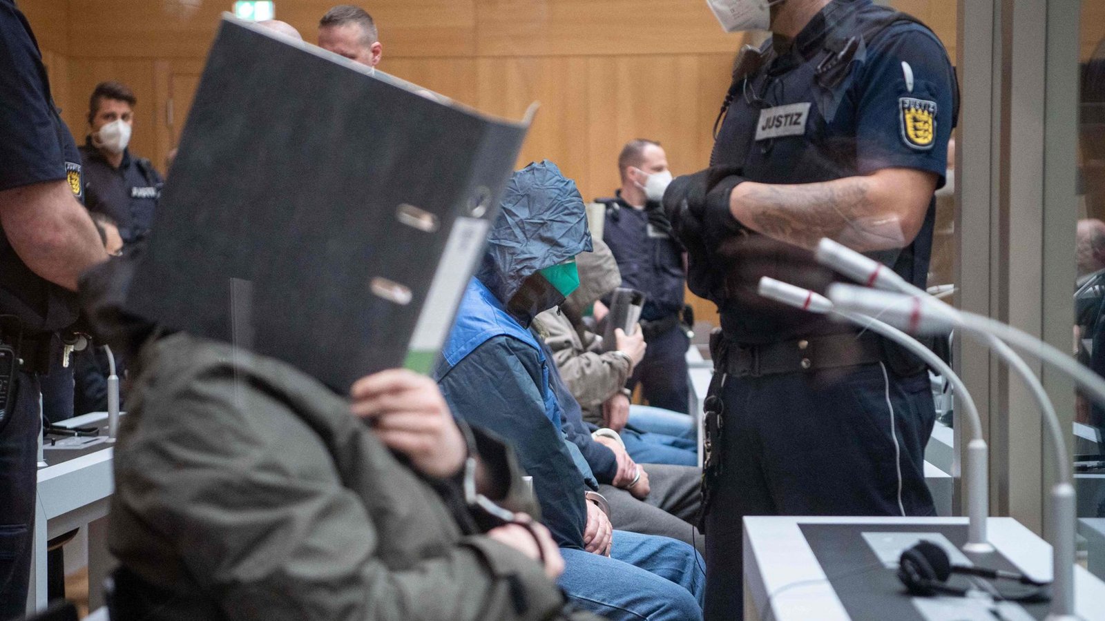 Prozessbeginn gegen die zwölf Angeklagten der mutmaßlichen Rechtsterrorgruppe S. am 13. April 2021.Foto: AFP Prozessbeginn gegen die zwölf Angeklagten der mutmaßlichen Rechtsterrorgruppe S. am 13. April 2021.Foto: AFP