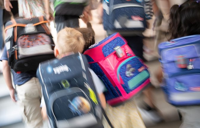 Ihre Ranzen tragen Erstklässler mit Stolz.<span class='image-autor'>Foto: picture alliance/dpa/Sebastian Gollnow</span>