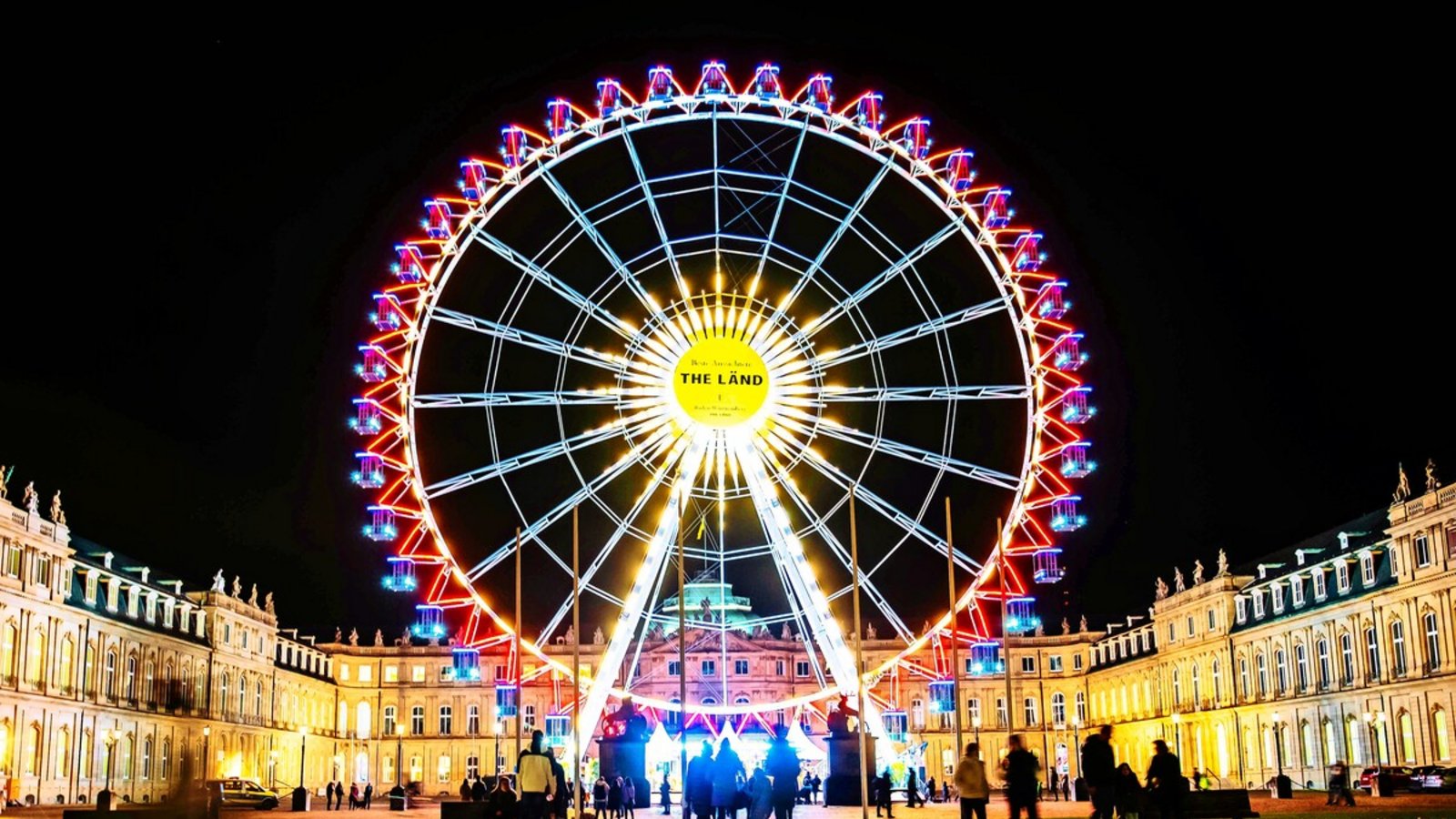 Blick aufs Neue Schloss bei Nacht – inklusive Riesenrad: Muss diese Beleuchtung nun nachts abgeschaltet werden?Foto: Lichtgut/Achim Zweygarth