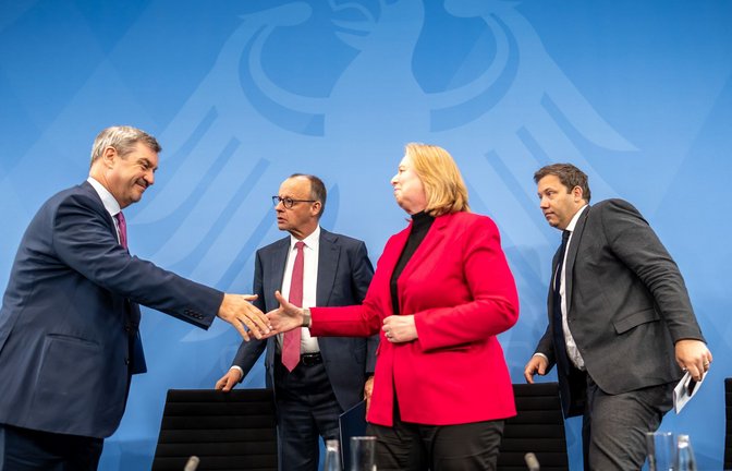 Sie sind sich einig – nur was haben die Bürger davon? Die Spitzen der Koalition: CSU-Chef Markus Söder, Kanzler Friedrich Merz, SPD-Chefin Bärbel Bas und Vizekanzler Lars Klingbeil (von links).<span class='image-autor'>Foto: Michael Kappeler/dpa</span>