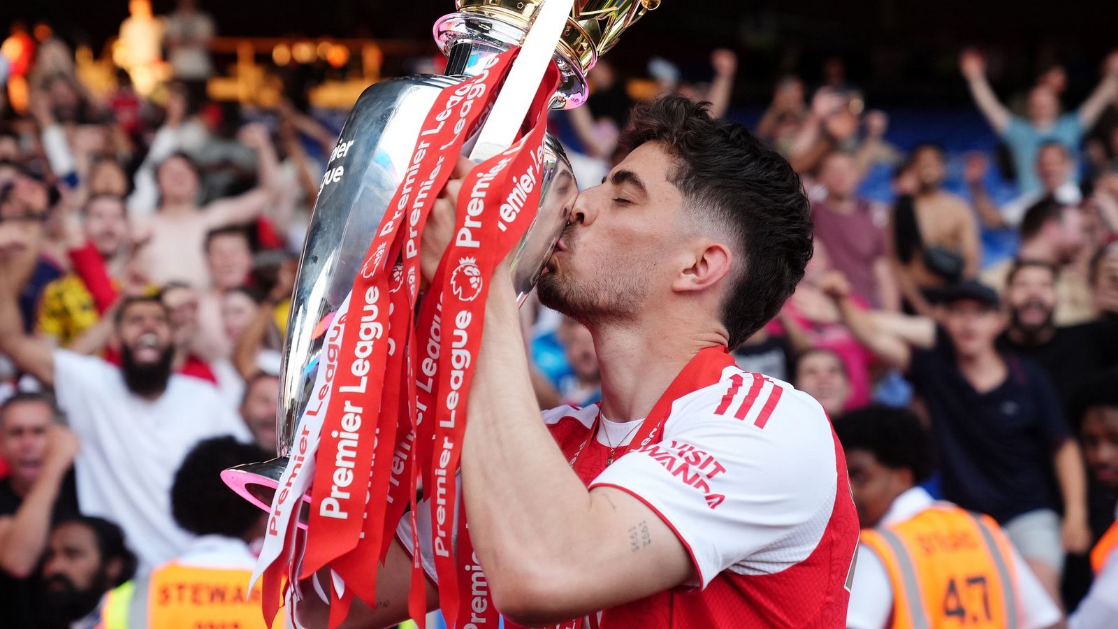 Nach dem Gewinn der Premier League: Kai Havertz küsst den Pokal. (Archivbild)Foto: John Walton/PA Wire/dpa Nach dem Gewinn der Premier League: Kai Havertz küsst den Pokal. (Archivbild)Foto: John Walton/PA Wire/dpa