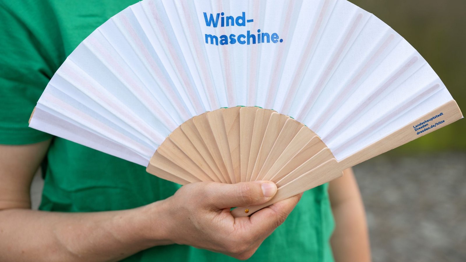 Fächer gewissermaßen als faltbare Windmaschinen sind gefragt.Foto: Sebastian Kahnert/dpa