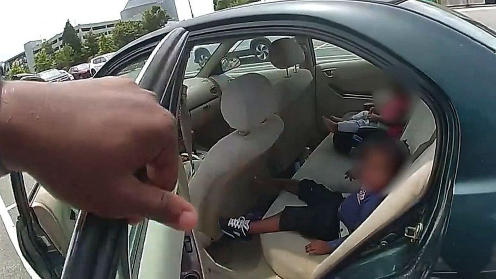 Im US-Bundesstaat Georgia haben Polizisten zwei Kleinkinder aus einem überhitzten Auto gerettet.Foto: KameraOne Panorama/ Glomex Im US-Bundesstaat Georgia haben Polizisten zwei Kleinkinder aus einem überhitzten Auto gerettet.Foto: KameraOne Panorama/ Glomex