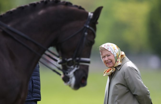 Die britische Königin Elizabeth II. betrachtet bei der Royal Windsor Horse Show ein Dressurpferd (2019).<span class='image-autor'>Foto: Andrew Matthews/PA Wire/dpa</span>