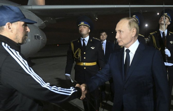 Putin (rechts) bei der Begrüßung ausgetauschter Gefangener<span class='image-autor'>Foto: dpa/Mikhail Voskresensky</span>