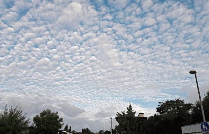 Ein Himmel zum Schäfchenwolkenzählen für Schlaflose.  Foto: Rücker