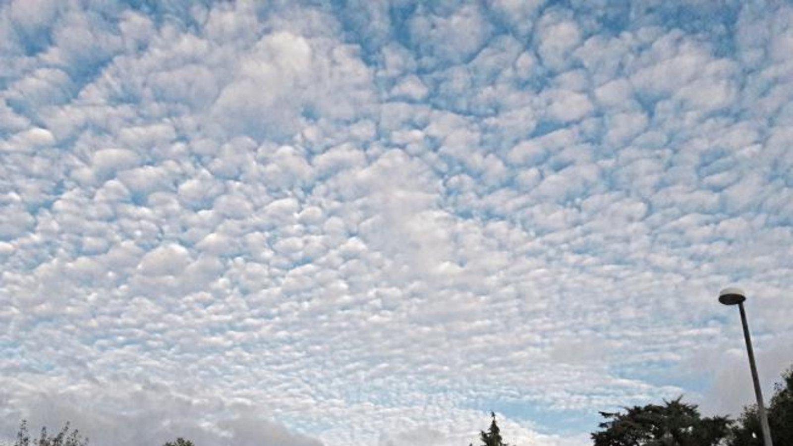 Ein Himmel zum Schäfchenwolkenzählen für Schlaflose.  Foto: Rücker