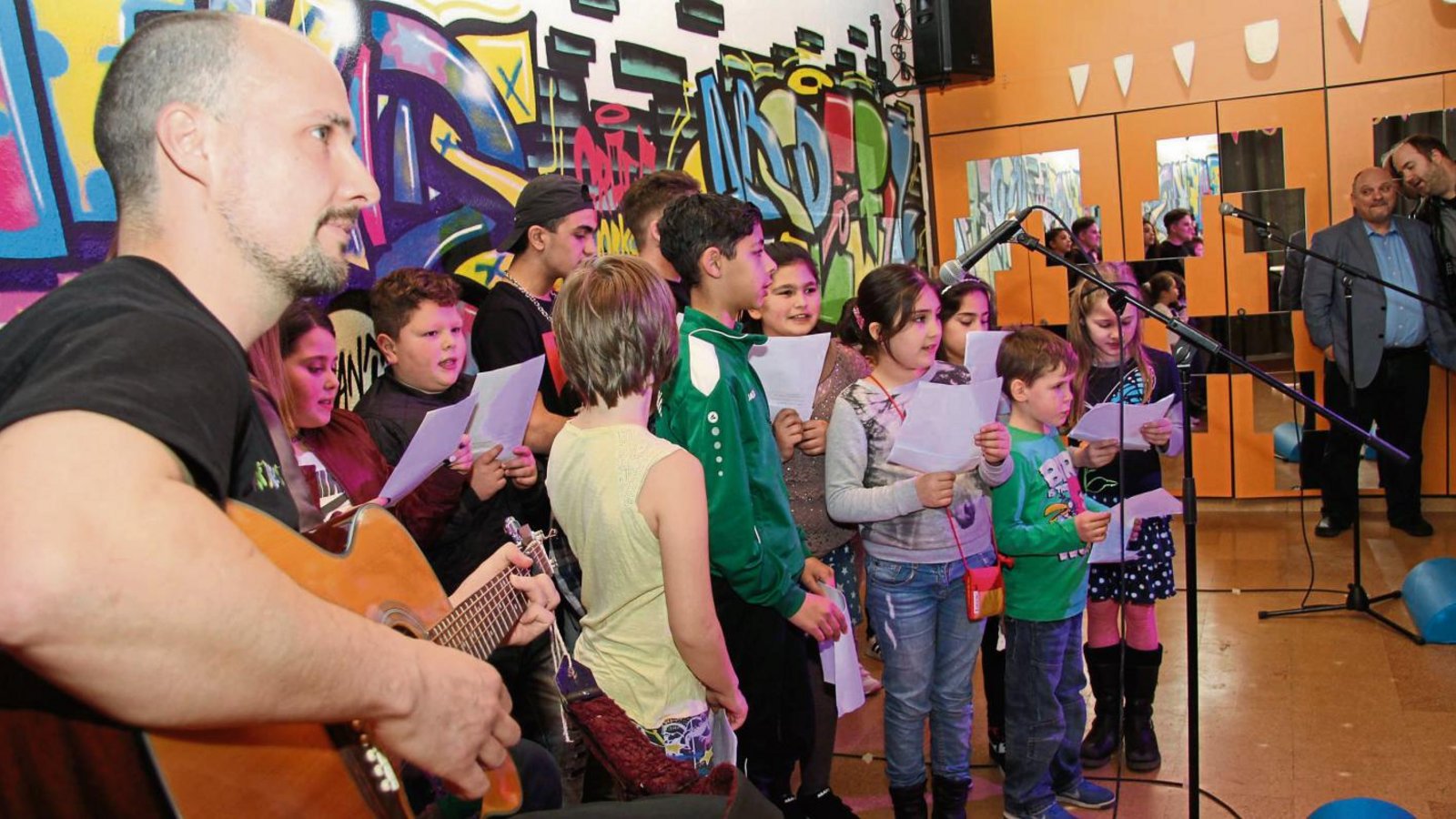 „Ein Hoch auf uns“, sangen die Kids des Jugendtreffs zur Einweihung der neuen Räume. Bürgermeister Jürgen Scholz und Hauptamtsleiter Matthias Gruber (rechts) gefällt’s.  Foto: Banholzer