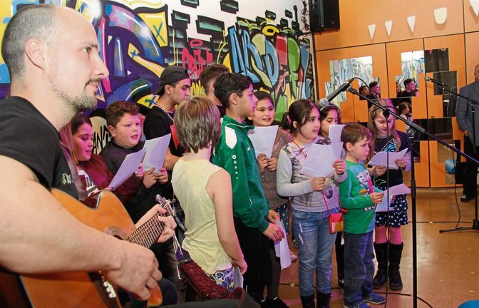 „Ein Hoch auf uns“, sangen die Kids des Jugendtreffs zur Einweihung der neuen Räume. Bürgermeister Jürgen Scholz und Hauptamtsleiter Matthias Gruber (rechts) gefällt’s.  Foto: Banholzer