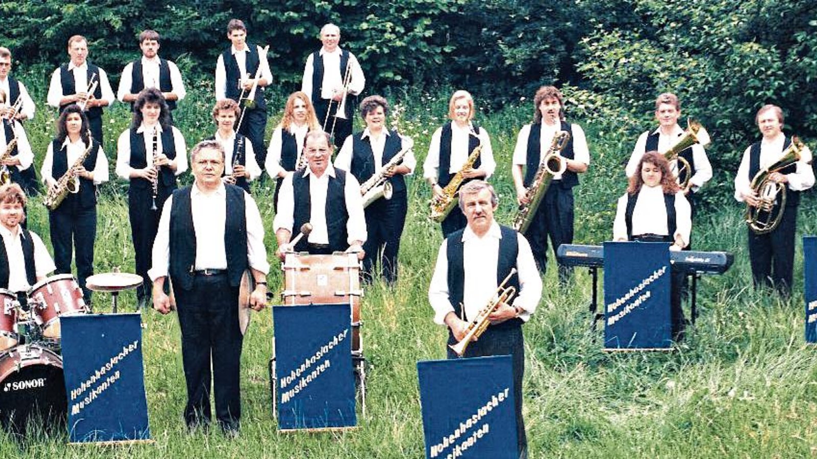 Ein Blick zurück in die 100-jährige Geschichte des Musikvereins Hohenhaslach: 1995 hatte das Orchester unter der Leitung von Bruno Xander (am Saxofon) Bestbesetzung und viele Auftritte. Foto: p