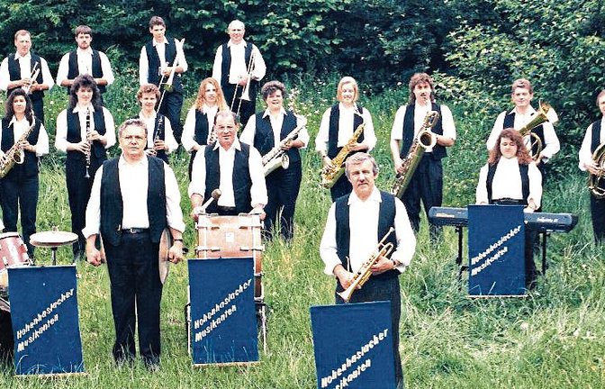 Ein Blick zurück in die 100-jährige Geschichte des Musikvereins Hohenhaslach: 1995 hatte das Orchester unter der Leitung von Bruno Xander (am Saxofon) Bestbesetzung und viele Auftritte. Foto: p
