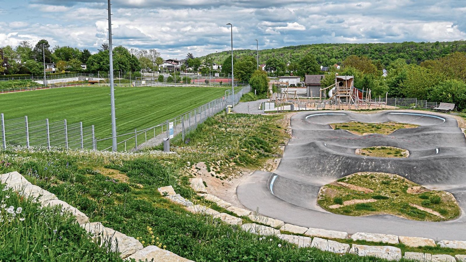 Gleich mehrere Sportstätten befinden sich in Oberriexingen im Dornröschenschlaf: der neue Sportplatz, der Funpark, das Beachvolleyballfeld, der Hartplatz und die Tennisanlage. Foto: Leitner