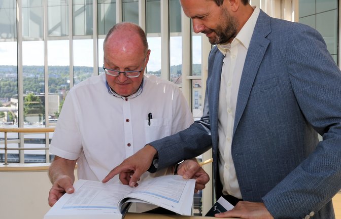 Auf der Suche nach Einsparpotenzial im Enzkreis-Haushalt: Landrat Bastian Rosenau (rechts) und sein Kämmerer Matthias Keller. <span class='image-autor'>Foto: Küppers</span>