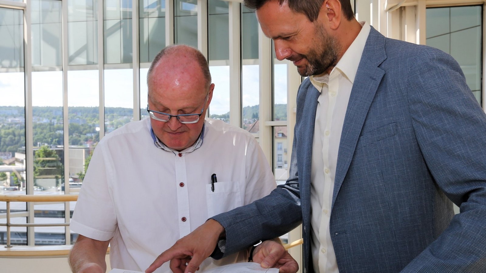 Auf der Suche nach Einsparpotenzial im Enzkreis-Haushalt: Landrat Bastian Rosenau (rechts) und sein Kämmerer Matthias Keller. Foto: Küppers