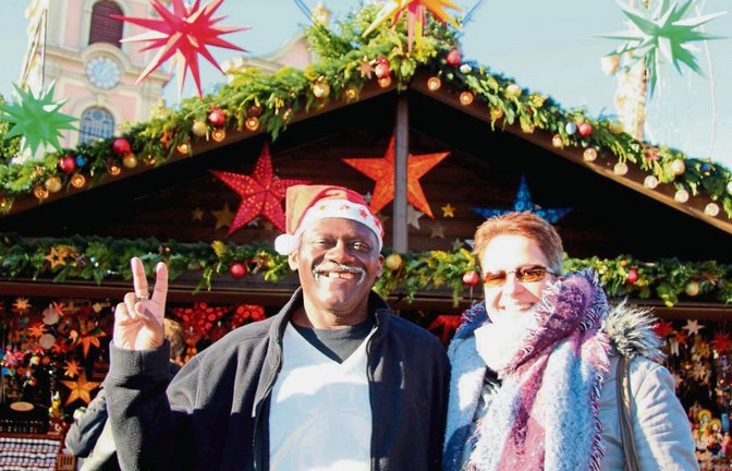 James Knox mit seiner Frau Gaby beim Bummel über den Ludwigsburger Weihnachtsmarkt. Foto: Gergen